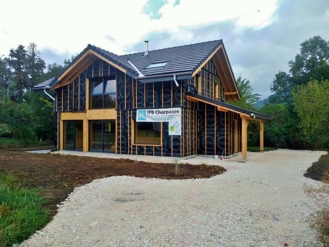 Maison à ossature bois en construction à Ceyzérieu